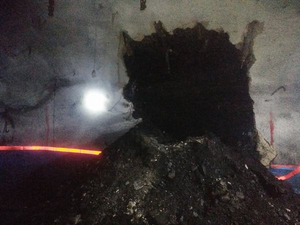 陜煤建設(shè)礦建二公司建莊項目部4-2306回風(fēng)外段與302一部皮帶機(jī)頭控制硐室實現(xiàn)精準(zhǔn)貫通