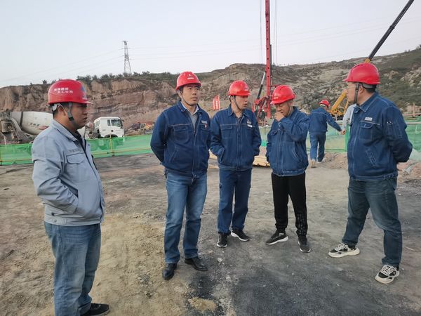 陜西新元潔能有限公司董事長(zhǎng)、總經(jīng)理范建林蒞臨陜煤建設(shè)天工公司檢查指導(dǎo)工作