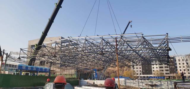 陜煤建設(shè)韓城分公司承建的王峰礦井副井工業(yè)場地提升機(jī)房 網(wǎng)球屋架順利吊裝完成