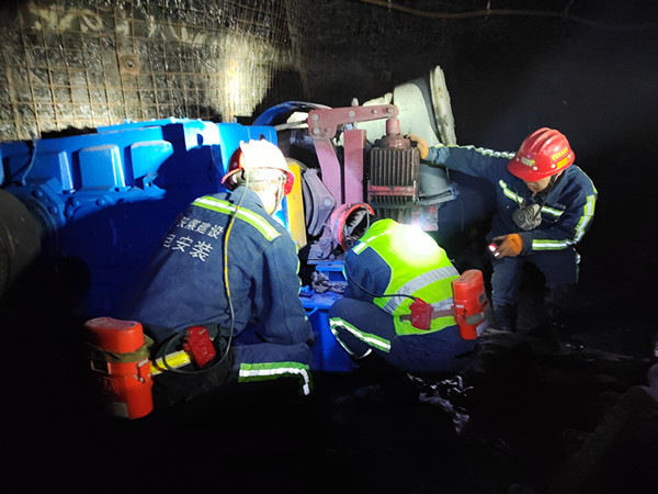 陜煤建設機電安裝公司完成沙梁礦膠運聯(lián)巷膠帶機安裝并運轉(zhuǎn)