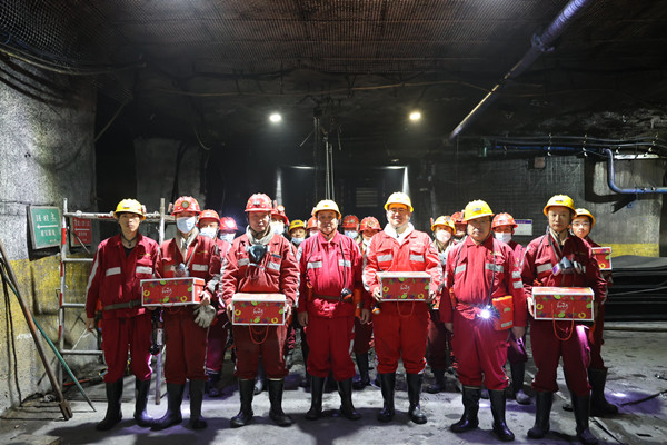 曹家灘礦業(yè)公司領(lǐng)導(dǎo)蒞臨陜煤建設(shè)機(jī)電安裝公司項目部檢查慰問