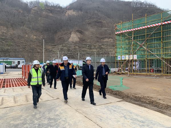 陜西彬長(zhǎng)集團(tuán)有限公司董事長(zhǎng)、黨委書(shū)記一行蒞臨陜煤建設(shè)天工公司承建的儲(chǔ)煤倉(cāng)工地檢查指導(dǎo)工作