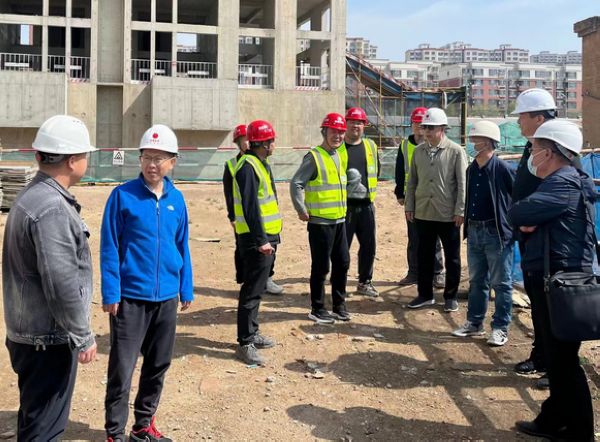 包頭市住建局質(zhì)量科科長(zhǎng)付宇一行蒞臨中潤府一期項(xiàng)目工程檢查指導(dǎo)工作