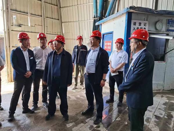 陜煤股份有限公司常務(wù)副總經(jīng)理李孝波、彬長(zhǎng)礦業(yè)有限公司總經(jīng)理焦小年蒞臨陜煤建設(shè)礦建二公司第一項(xiàng)目部檢查指導(dǎo)工作