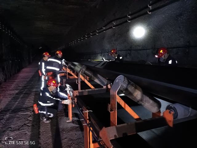 陜煤建設(shè)韓城分公司安裝三項(xiàng)目部提前完成張家峁煤礦2-2煤南部膠運(yùn)巷帶式輸送機(jī)安裝工程