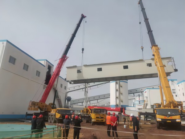 陜煤建設渭南分公司第十二項目部承建的小保當選煤廠成品矸石緩沖倉至8004驅(qū)動間帶式輸送棧橋順利吊裝完成