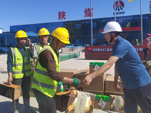 榆林市住房和城鄉(xiāng)建設(shè)局統(tǒng)建代建中心主任李宏一行蒞臨陜煤建設(shè)直屬第七項(xiàng)目部檢查慰問