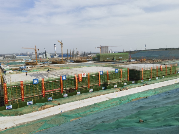 陜煤建設銅煤公司北元募投項目配套建設產(chǎn)氯裝置公用工程項目產(chǎn)氯甘氨酸變電所和機柜間工程順利封頂?