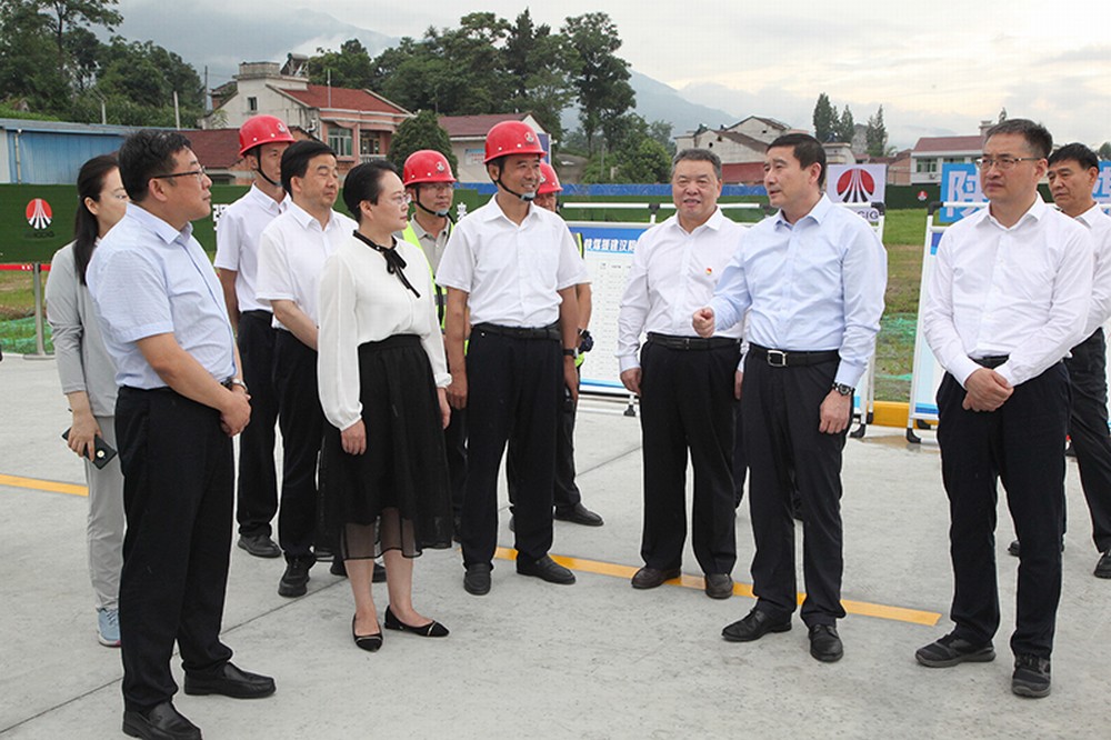 陜煤集團(tuán)黨委書記、董事長(zhǎng)張文琪視察建設(shè)集團(tuán)承建的漢陰縣實(shí)驗(yàn)中學(xué)項(xiàng)目