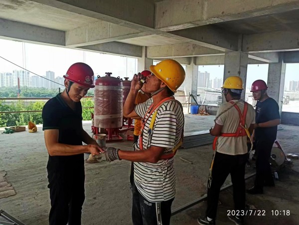 陜煤建設渭南分公司第一項目部：你戰(zhàn)高溫，我送清涼，這個夏天不服“暑”！