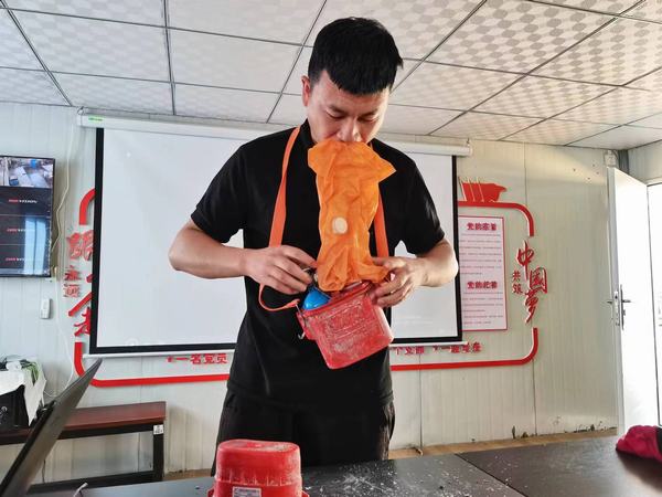 陜煤建設(shè)礦建二公司第一項目部開展壓縮氧自救器培訓(xùn)工作