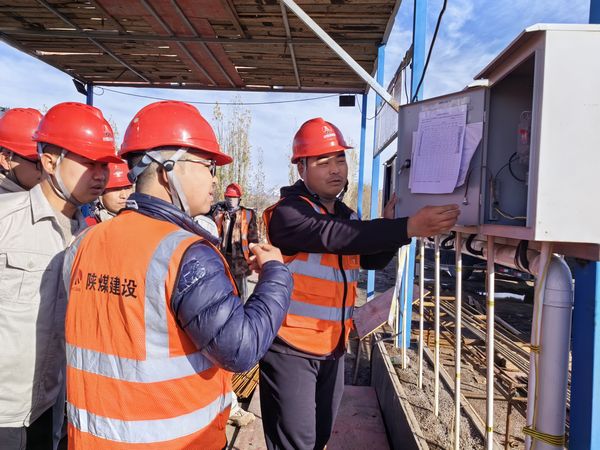 陜煤建設(shè)天工公司新疆第一項(xiàng)目部開(kāi)展“小問(wèn)題、大隱患、堵漏洞、保安全”活動(dòng)