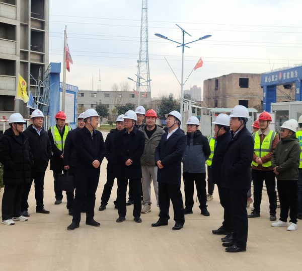 銅川礦業(yè)有限公司黨委書記、董事長路根奎一行蒞臨陜煤建設(shè)銅煤公司承建的銅煤三號(hào)居住區(qū)檢查指導(dǎo)工作
