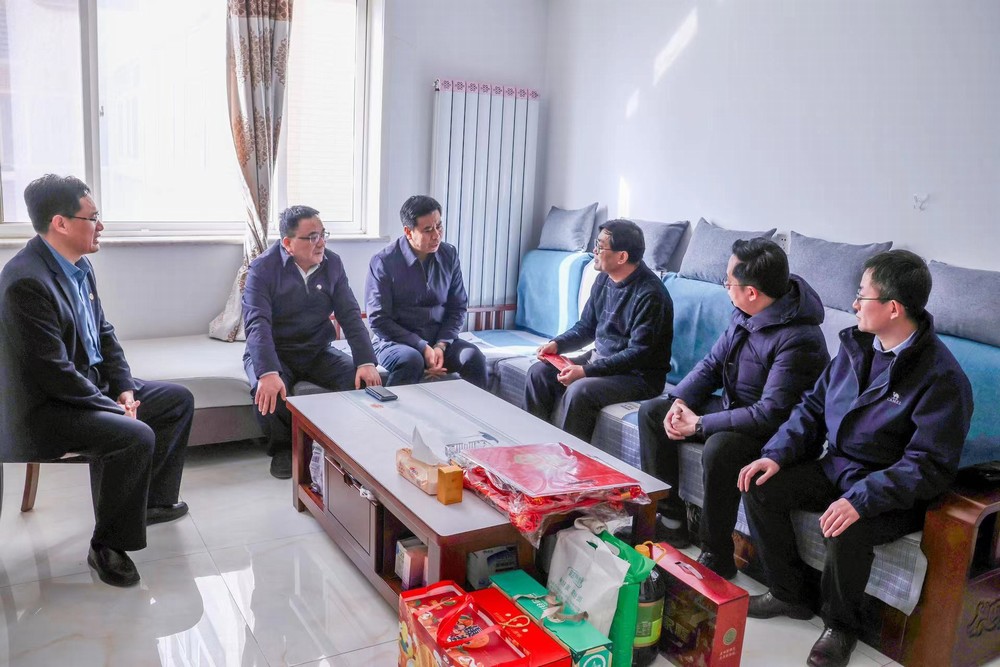 陜煤集團副總經(jīng)理宋召軍走訪慰問建設集團困難職工