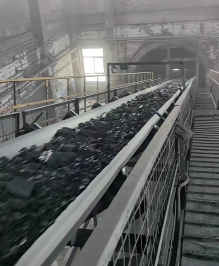 陜煤建設(shè)機電安裝公司涌鑫項目部:攻堅克難換膠帶 齊心協(xié)力保安全?