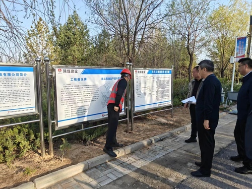 中共榆林市榆陽區(qū)委書記李忠宏一行到陜煤建設(shè)榆林公司承建的季鸞公園生態(tài)補水項目檢查指導