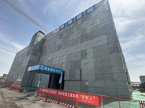 陜煤建設(shè)渭南分公司第十三項目部承建的陜煤研究院涇河新城新能源產(chǎn)業(yè)基地項目21#廠房喜封金頂