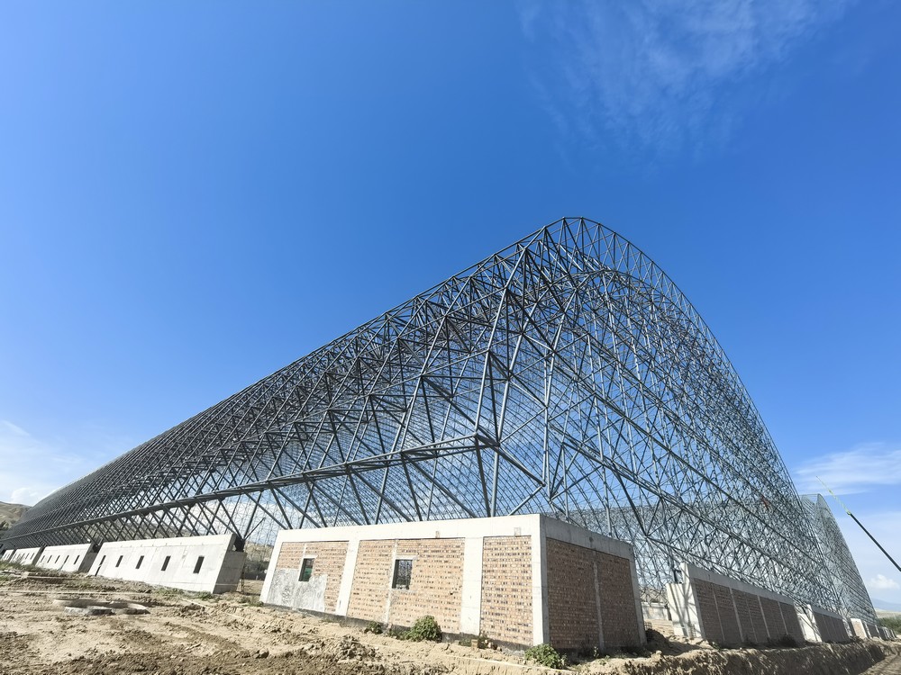 陜煤建設(shè)天工公司承建的伊寧市煤炭?jī)?chǔ)運(yùn)中心基地建設(shè)項(xiàng)目1#、2#儲(chǔ)煤棚順利合攏