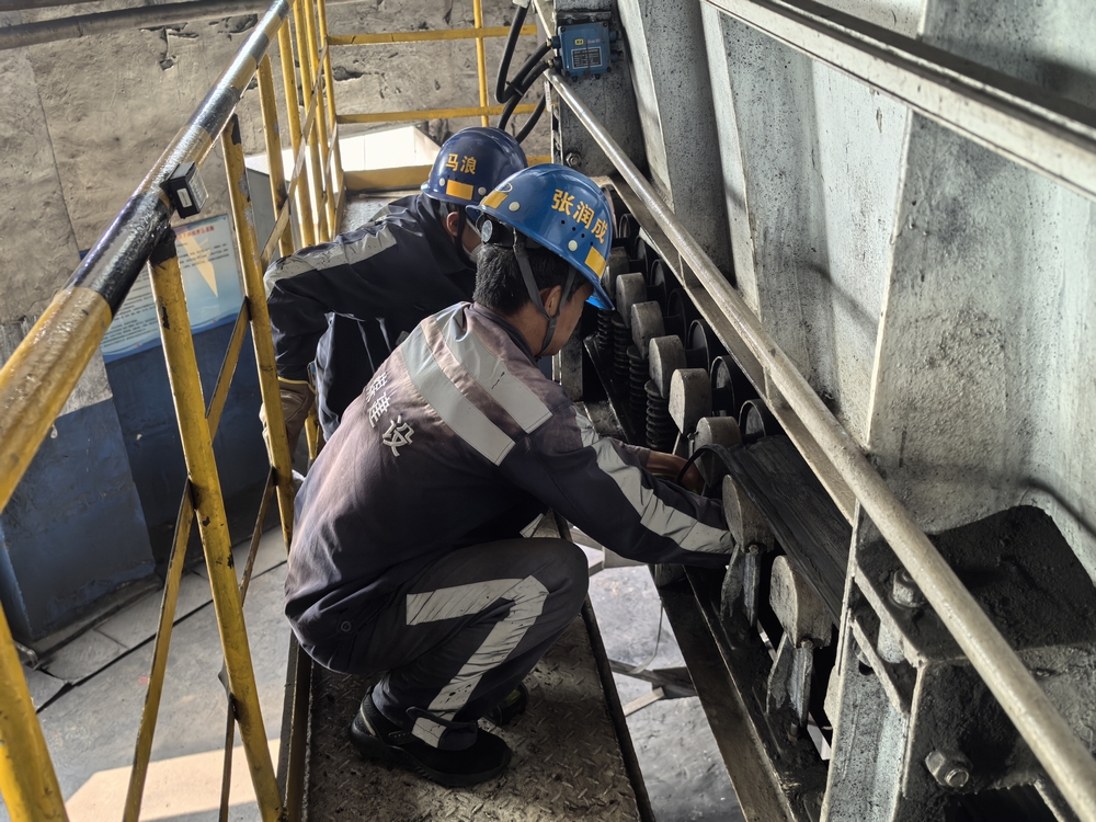 陜煤建設(shè)洗選煤運(yùn)營(yíng)公司紅柳林洗煤廠項(xiàng)目部： 群策群力 打贏771給煤機(jī)“換帶”攻堅(jiān)戰(zhàn)