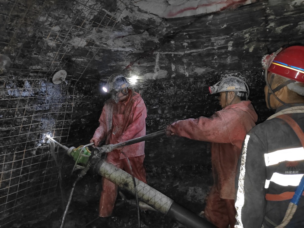 陜煤建設(shè)礦建三公司承建的貫屯煤礦西翼進(jìn)、回風(fēng)立井圓滿完成揭煤工作