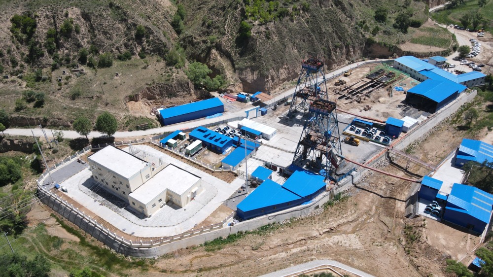 陜煤建設(shè)礦建三公司承建的華龍煤業(yè)貫屯煤礦西翼進(jìn)、回風(fēng)立井煤門順利完工