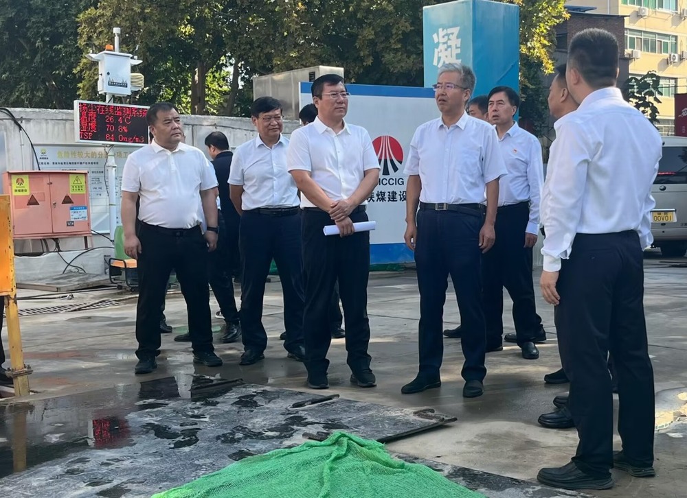 渭南市委副書(shū)記、市長(zhǎng)陳曉勇一行蒞臨陜煤建設(shè)渭南分公司承建的梅園新村項(xiàng)目督導(dǎo)檢查工作