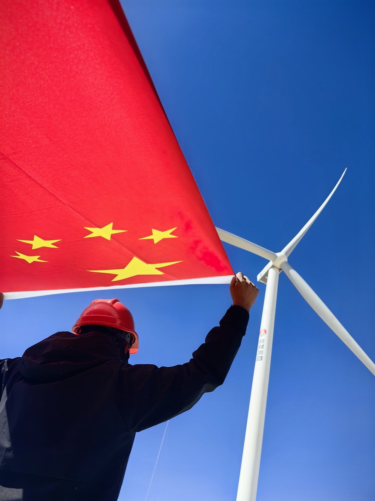 陜煤建設(shè)者與國旗合影，共筑強(qiáng)國夢