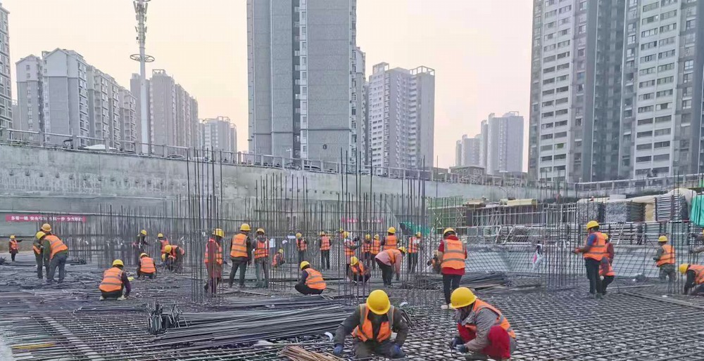 陜煤建設(shè)新龍城直屬項(xiàng)目部：國(guó)慶假日不打烊，熱火朝天忙生產(chǎn)