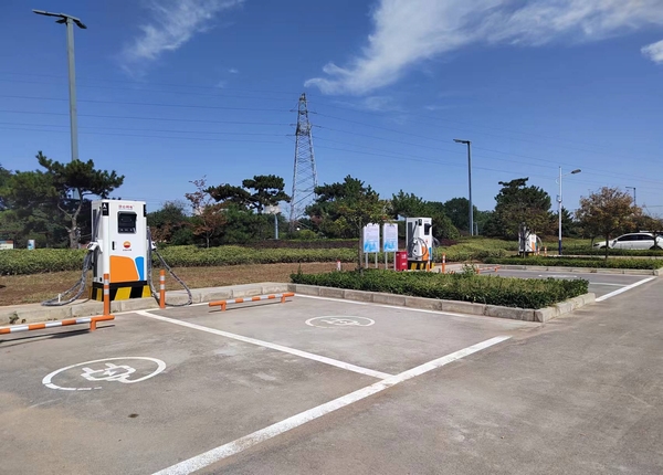 陜煤建設(shè)川耀公司：崔仙服務(wù)區(qū)充電樁安裝，為綠色出行“加油”
