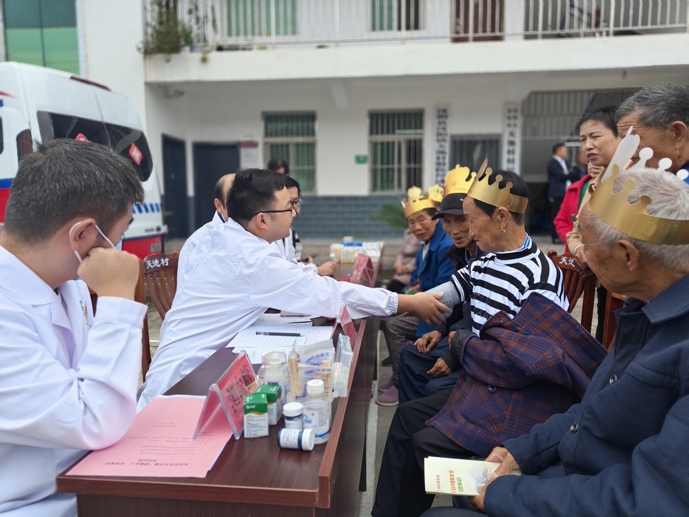 陜煤建設(shè)定點(diǎn)幫扶村開展“情暖老人幸福重陽”敬老活動