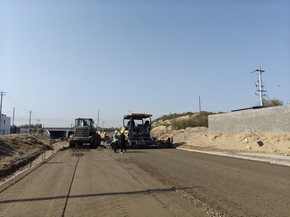 陜煤建設(shè)路橋分公司物流園區(qū)二號進場道路大干快上，吹響項目建設(shè)“沖鋒號”