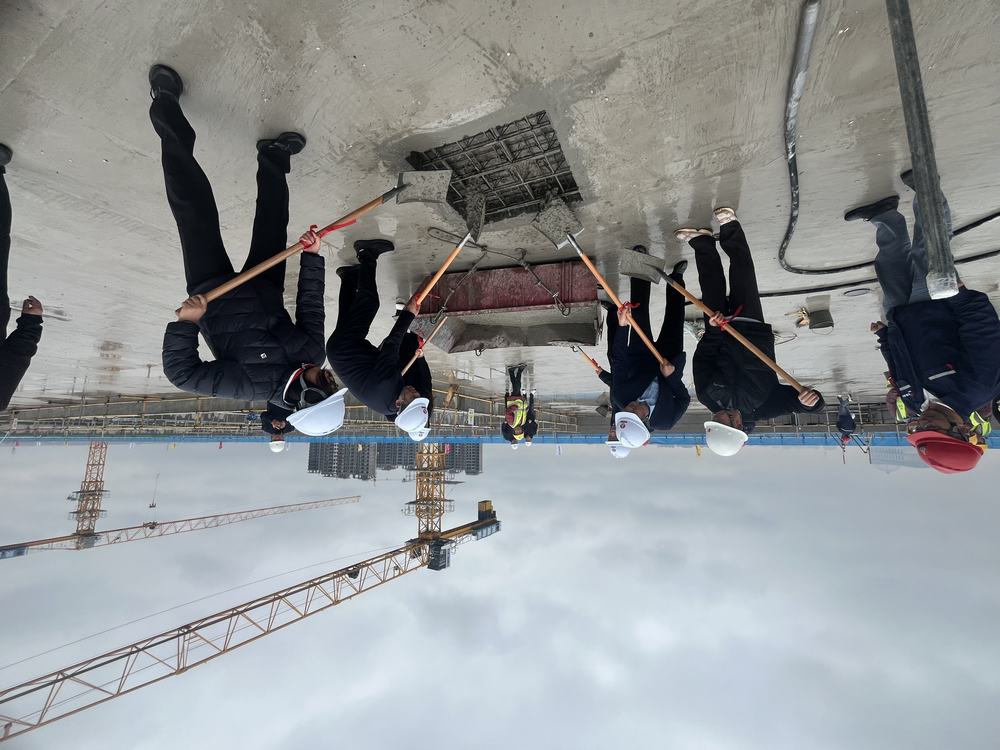 喜報！陜煤建設(shè)榆林公司承建的遷建榆林市第八中學(xué)項目N1標(biāo)段綜合樓主體喜迎封頂