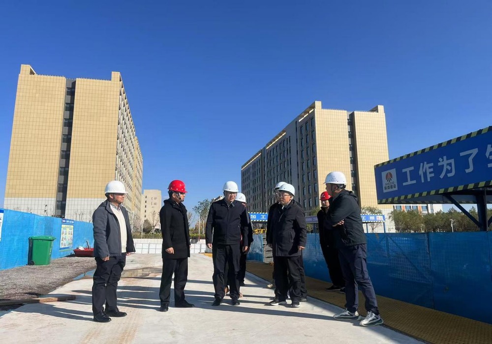 鄂爾多斯市代建中心及應(yīng)用技術(shù)學(xué)院校方對(duì)鄂爾多斯市應(yīng)用技術(shù)學(xué)院項(xiàng)目進(jìn)行調(diào)研