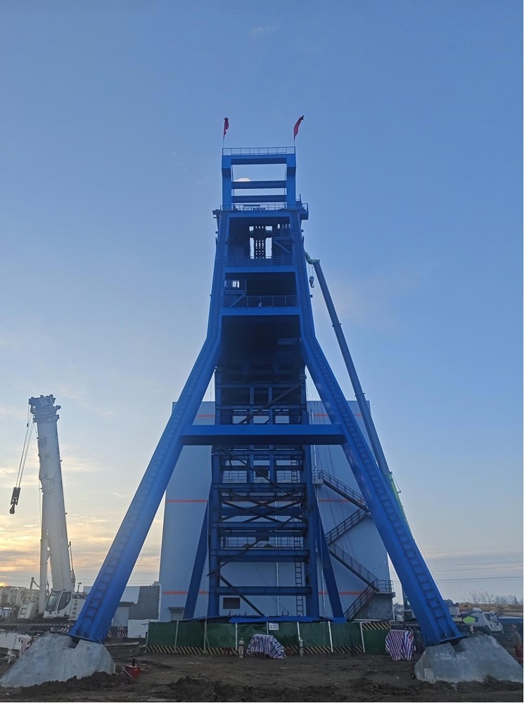 陜煤建設(shè)機(jī)電安裝公司胡家河煤礦二號風(fēng)井及附屬工程二號進(jìn)風(fēng)立井井架工程順利完工