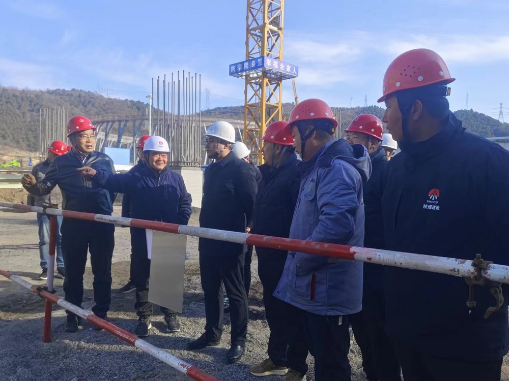 黃陵礦業(yè)集團(tuán)有限責(zé)任公司副總經(jīng)理薛國(guó)華深入陜煤建設(shè)基層項(xiàng)目檢查指導(dǎo)