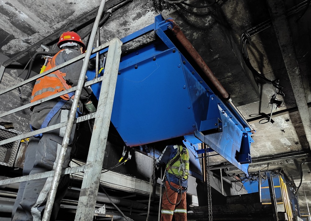 陜煤建設(shè)洗選煤運營分公司第二項目部：落煤塔暗道給煤機更換工程順利竣工，助力煤礦高效生產(chǎn)