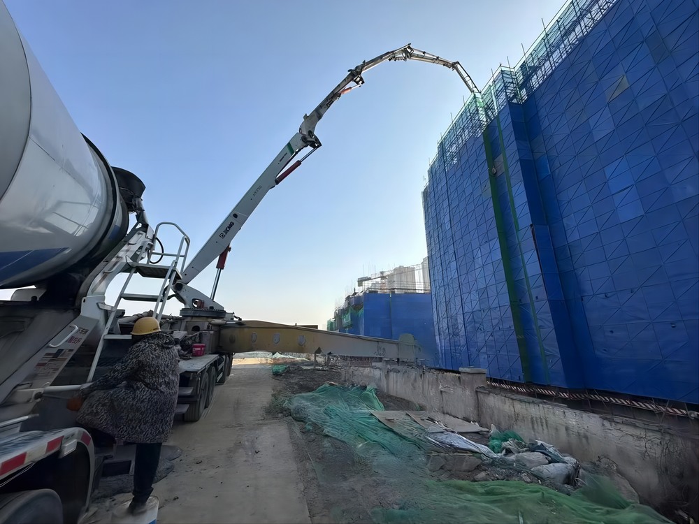 陜煤建設(shè)天工公司承建的大秦·山水逸境項(xiàng)目1#、2#樓工程主體結(jié)構(gòu)順利封頂