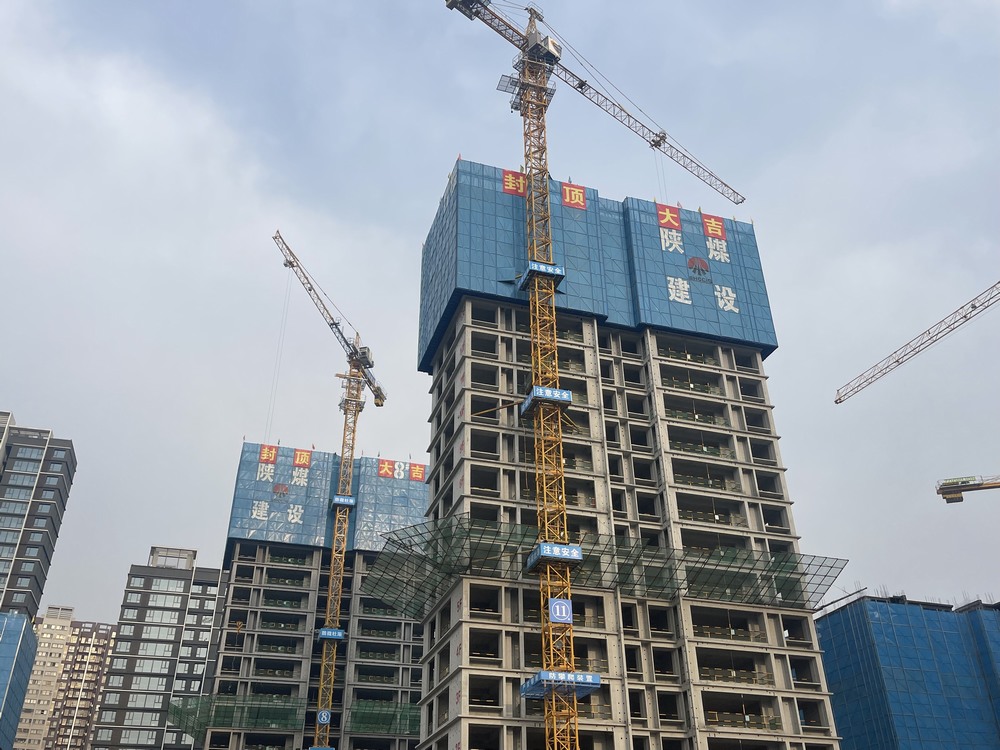 陜煤建設(shè)新龍城直屬項(xiàng)目部承建的銅川新龍城一期項(xiàng)目三標(biāo)段8#、11#樓順利封頂