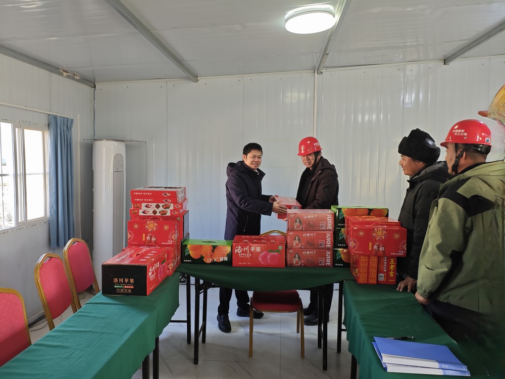 陜西彬長文家坡礦業(yè)有限公司副總經(jīng)理、總工程師王飛深入天工公司基層項目部慰問