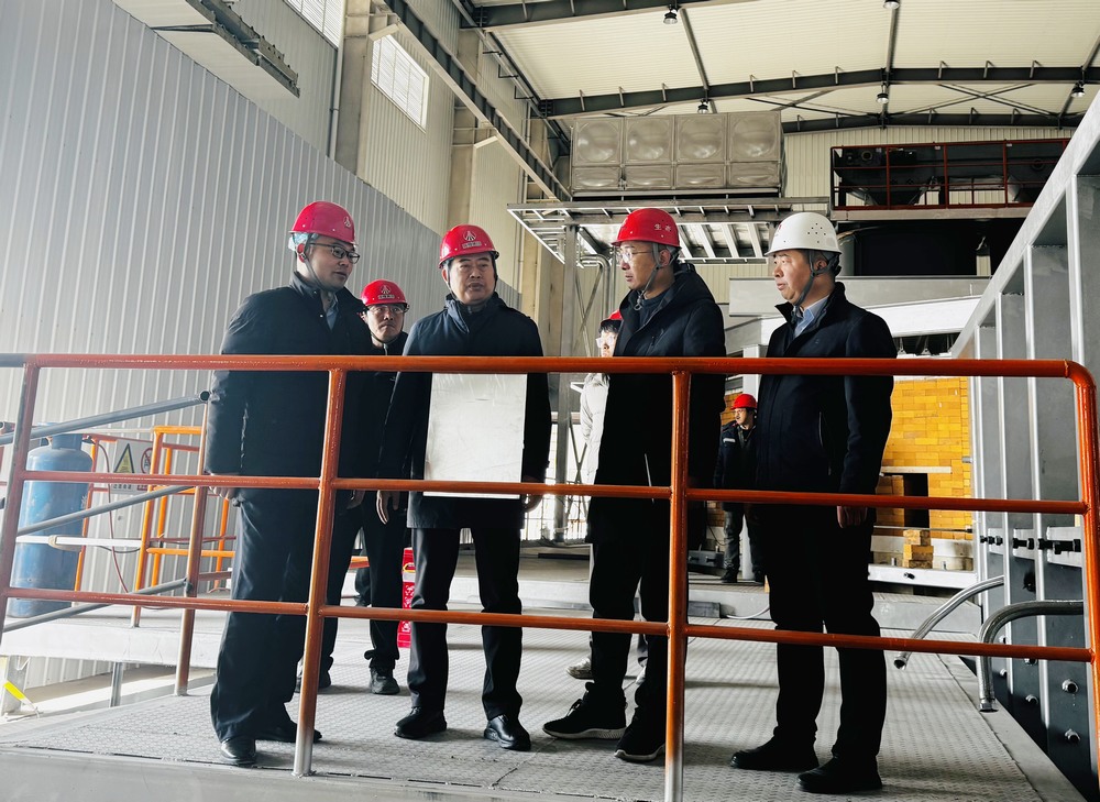 陜西建材科技集團黨委書記、董事長、總經(jīng)理周紅深入天工公司基層項目部進行慰問