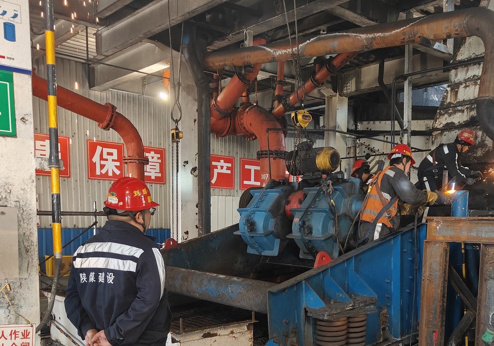 陜煤建設(shè)洗選煤運(yùn)營公司第二項(xiàng)目部：新年破曉，檸條塔煤礦主洗車間預(yù)濕篩與矸石脫介篩 “迭代升級” 之戰(zhàn)打響