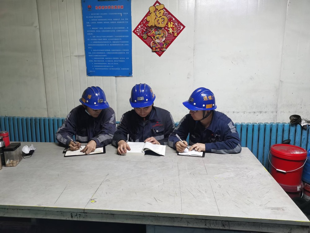 陜煤建設(shè)洗選煤運營公司紅柳林洗煤廠項目部：機(jī)修青工“打鐵還須自身硬”