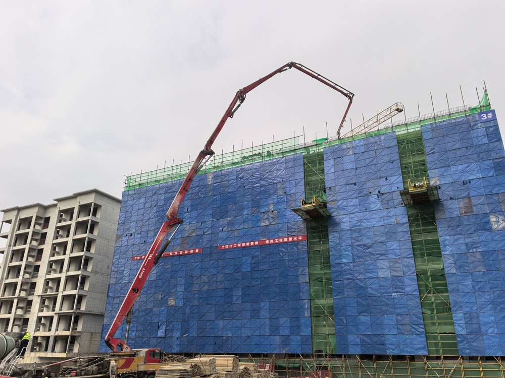 實(shí)力彰顯！陜煤建設(shè)天工公司承建的大秦·山水逸境項(xiàng)目全部工程主體結(jié)構(gòu)順利封頂