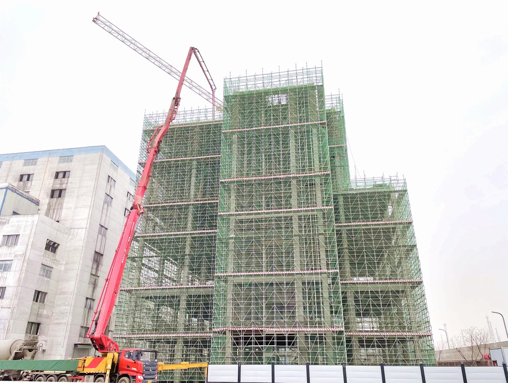 陜煤建設天工公司承建的小保當篩分破碎車間工程主體結(jié)構(gòu)順利封頂