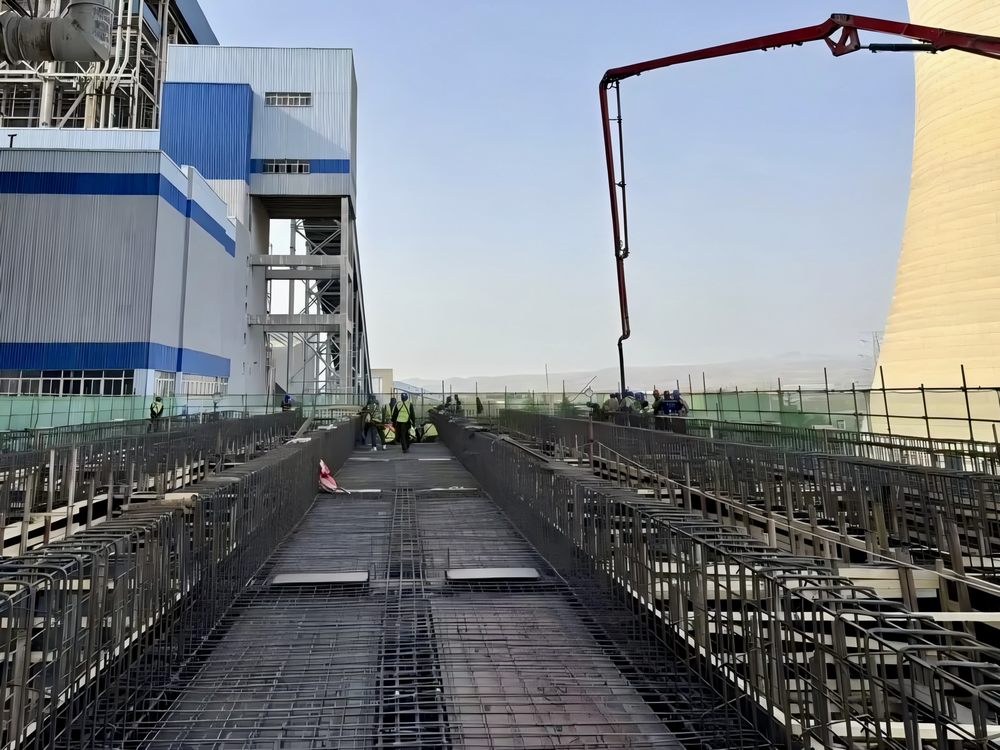 陜煤建設機電安裝公司新能源項目部1號機組冷端優(yōu)化項目主體框架結(jié)構(gòu)圓滿封頂