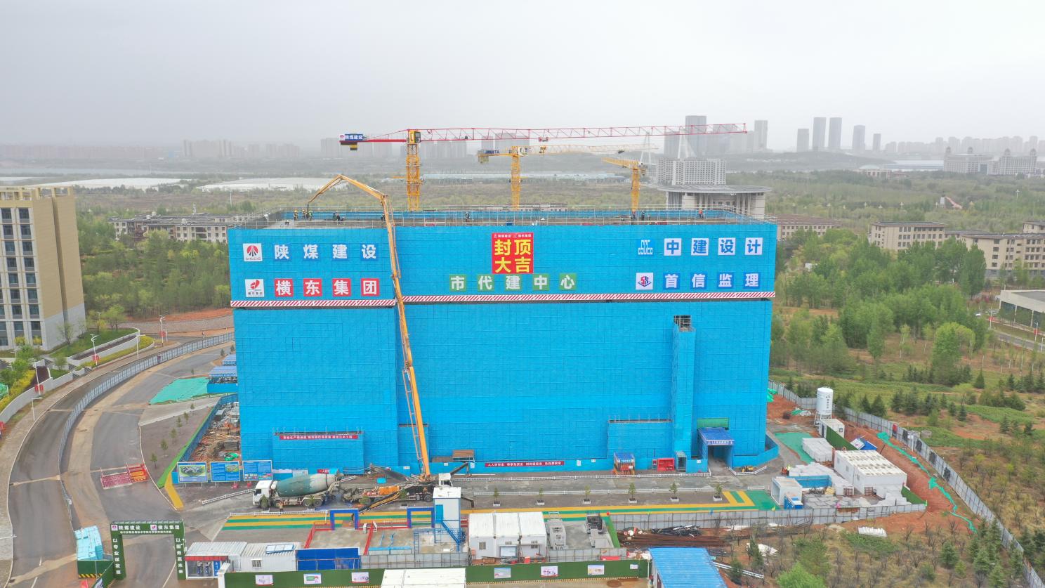 陜煤建設(shè)內(nèi)蒙古分公司：鄂爾多斯應(yīng)用技術(shù)學院實驗樓主體結(jié)構(gòu)封頂，項目建設(shè)進入新階段