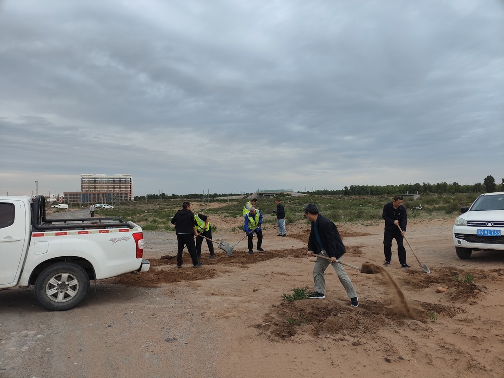 團(tuán)團(tuán)領(lǐng)航 青春筑路！陜煤青年突擊隊(duì)義務(wù)鋪就暖心路