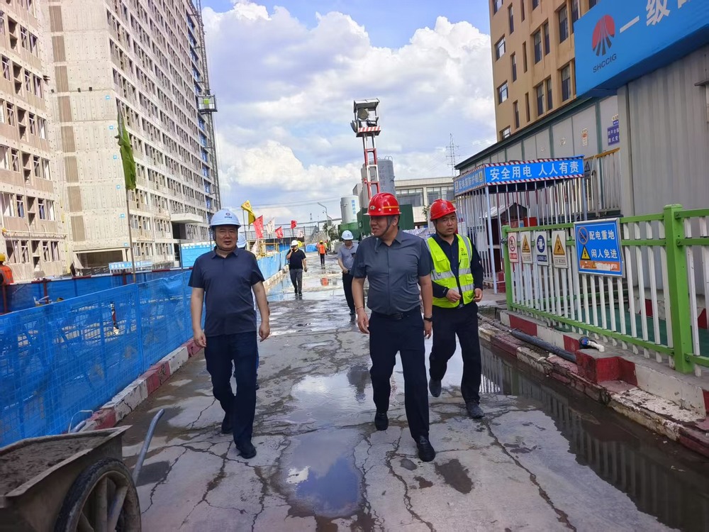 陜西省建設工程質量安全監(jiān)督總站站長鄭海平一行蒞臨檸條塔煤礦新建3#、4#員工公寓樓項目檢查指導工作