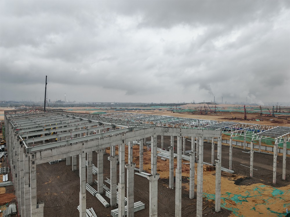 陜煤建設(shè)銅煤公司承建的小廠前區(qū)倉庫及檢維修中心主體全面封頂