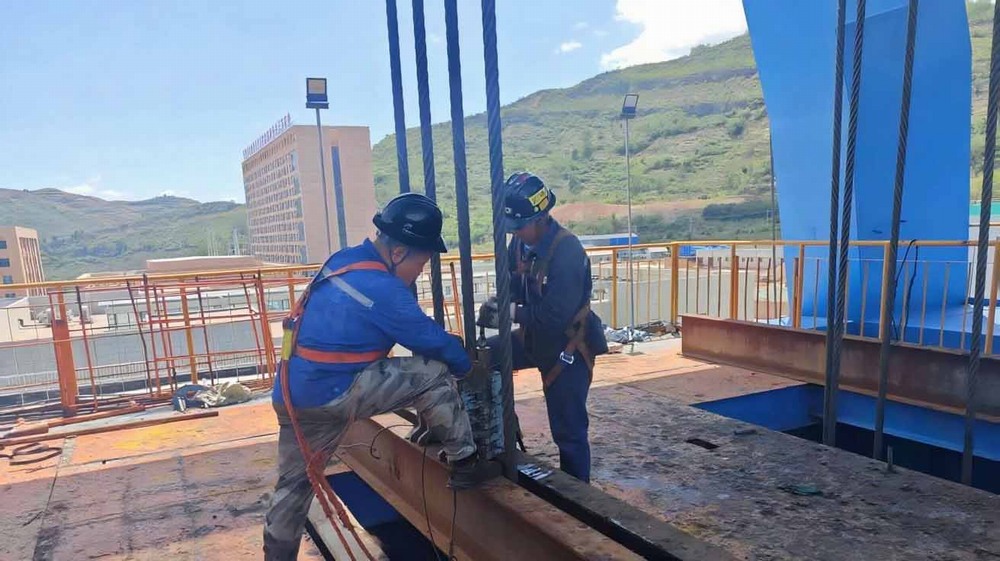 陜煤建設(shè)礦建二公司安裝項(xiàng)目部高效完成王峰煤礦副立井提升鋼絲繩更換任務(wù)